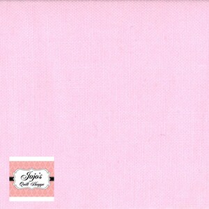 Puede incluir: Una muestra de tela rosa sólida con una textura sutil. La tela es ligera y aireada, perfecta para acolchar u otros proyectos de artesanía.