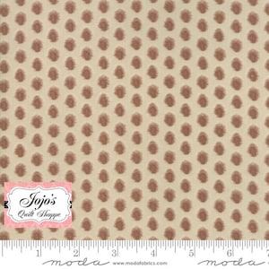 Może przedstawiać: Beżowy materiał z powtarzającym się wzorem brązowych, owalnych kropek. Materiał jest oznaczony "Jojo's Quilt Shoppe".