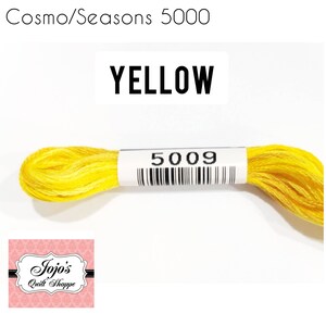 Può includere: Un'bobina di filo da ricamo giallo con l'etichetta "Cosmo/Seasons 5000 GIALLO 5009".