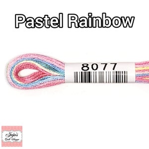 Op de afbeelding: Een klosje pastel regenboog borduurgaren met een wit label waarop "8077" staat.