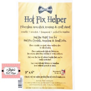Può includere: Un foglio giallo e bianco con l'etichetta "Bo-Nash Hot Fix Helper" è un foglio da stiro e artigianato in fibra di vetro antiaderente. È riutilizzabile, antiaderente, trasparente e perfetto per Angelina. Il foglio misura 9 pollici per 6 pollici. Il testo "Just the Right Size for Hot Fix Crystals, Angelina & Small Jobs." è stampato sul foglio. Il testo "Check out our entire product line at www.bonash.com" è anche stampato sul foglio.