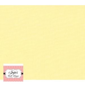 Puede incluir: Una muestra de tela amarilla sólida con una textura sutil. La tela es de color amarillo claro y tiene un tacto ligeramente rugoso. La muestra está etiquetada con "Jojo's Quilt Shoppe" en fuente negra y blanca.