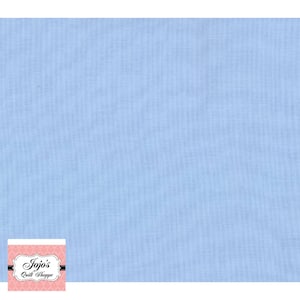 Puede incluir: Una tela azul claro sólida con un patrón texturizado sutil. La tela es lisa y tiene un acabado suave y ligeramente brillante.