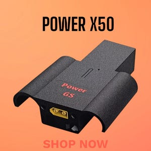 Könnte beinhalten: Schwarzes Power X50-Gerät mit dem Text "Power GS" in Rot. Das Gerät hat ein gebogenes Design und einen gelben Anschluss. Der Hintergrund ist orange mit dem Text "SHOP NOW".