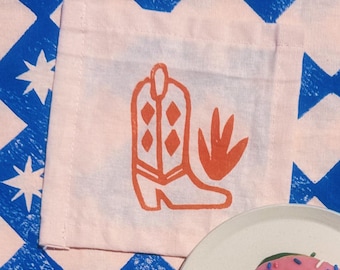 Cocktailservetter i linne. Cowboystövel på blush-motiv. Handtryckt. Boho-inredning. Värdinn- eller inflyttningspresent. Rosa ponnyklubb.