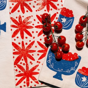 serviettes de table en lin. points floraux rouges. bloc à la main imprimé. sets de table/torchon. sud-ouest. décor bohème. cadeau d'hôtesse ou de pendaison de crémaillère.