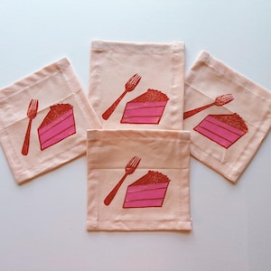 tovaglioli da cocktail in lino. fetta di torta su carta cipria. stampa a mano con blocchi. arredamento boho. regalo per l'ospite o per l'inaugurazione della casa. arredamento per feste di compleanno.
