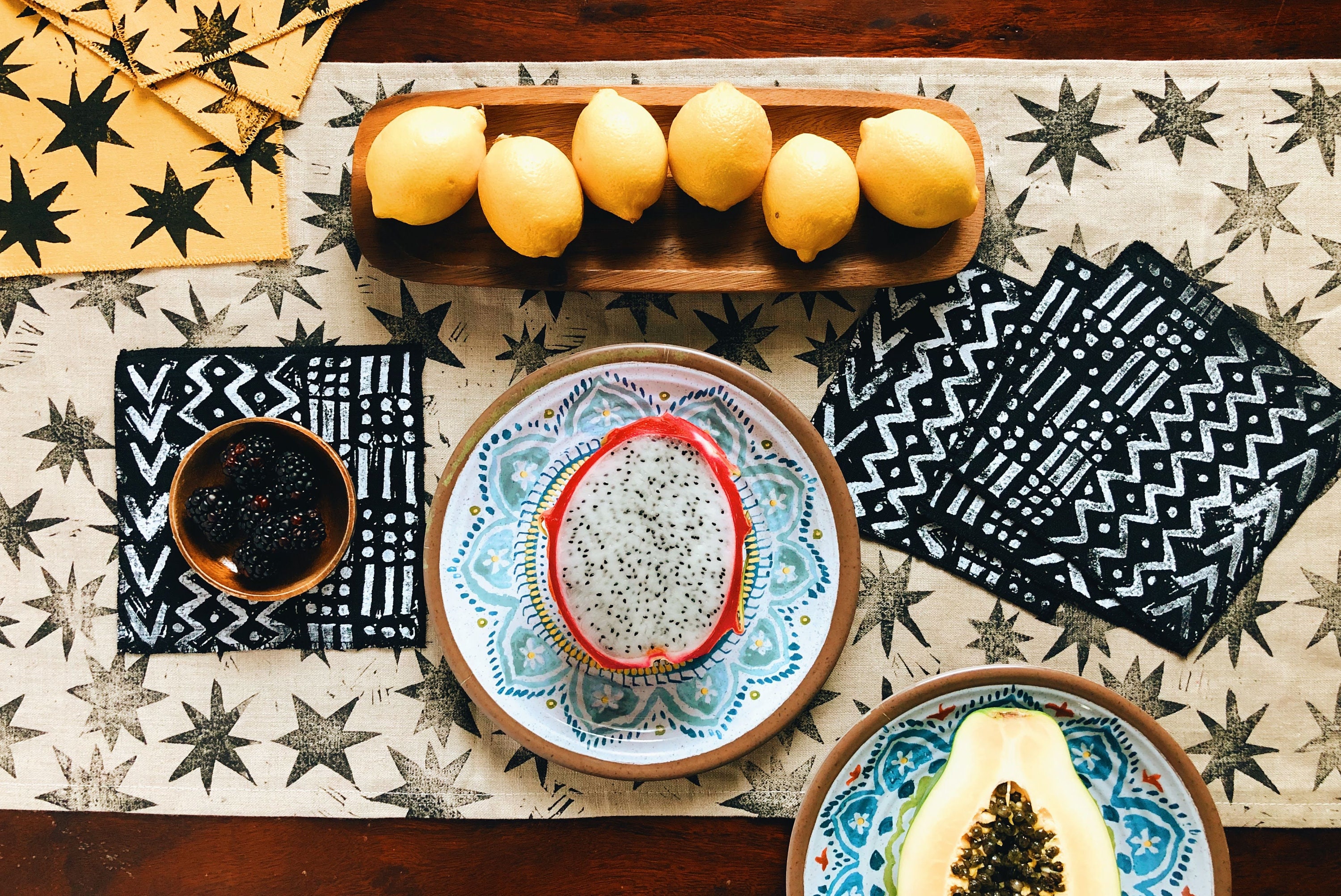 Le Coureur de Table en Lin Imprimé Bloc Main. Étoile Noire. Boho à La Maison. Bio et Respectueux L'e