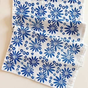 Camino de mesa impreso en bloque a mano. floral de Delft sobre blanco. decoración bohemia. mantel de lino. decoración de fiesta de cumpleaños o cena. flores azules holandesas.