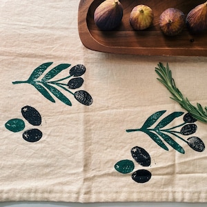 caminho de mesa de linho com estampa de blocos feitos à mão. toss de azeitona. orgânico, ecológico. decoração boho. toalha de mesa. moderno. ação de graças/outono