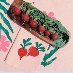 Servettset i linne. Rödbetor på rosa. Handtryckta bordsunderlägg. Värdinngåva. Trädgårdsfestdekor. Söta grönsaker och blommor.