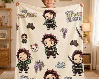 Puede incluir: Una manta de forro polar color crema con un patrón repetitivo de Tanjiro Kamado de Demon Slayer en estilo chibi, junto con flores de glicinia, una máscara de zorro, una espada y el texto cite: TANJIRO y cite: DEMON SLAYER.