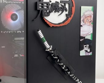 Mini katana de Sanemi Shinazugawa de Demon Slayer con placa de identificación acrílica y respaldo magnético/adhesivo.