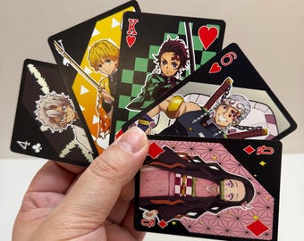 Baraja de cartas inspirada en los héroes de Demon Slayer, con personajes del manga japonés.