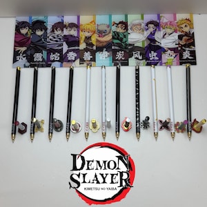 Bolígrafo con forma de espada katana de anime, placa magnética con nombre del personaje y soporte de exhibición.