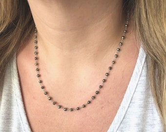 Collier de pyrite, collier de perles de pyrite, collier de perles d’argent court, collier Boho, collier minimaliste, style chapelet, chaîne enveloppée de fil