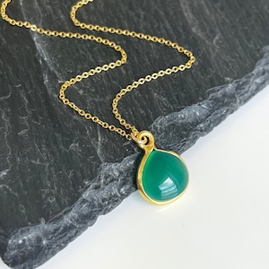 Green Onyx Teardrop Necklace, May Birthstone, Emerald Smooth Drop Pendant, Green Layering Minimalist Necklace, Emerald Jewelry, Gift for her afbeelding 1