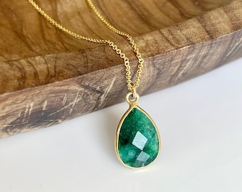 Emerald Necklace, Raw Emerald Teardrop Pendant, May Birthstone, Green Minimalist Layering Necklace in Gold, Delicate Jewelry, Gift for her