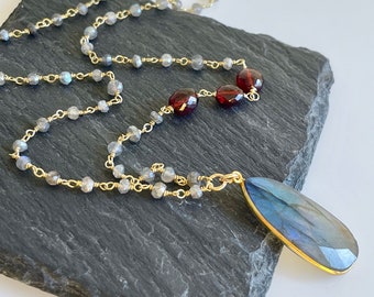 Labradorite Long Necklace, Blue Flash Labradorite Pendant, Labradorite and Garnet Statement Necklace in Gold, Beaded Boho Gift for her