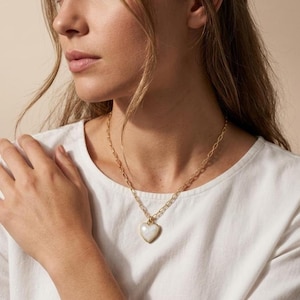 Collar con colgante de corazón y piedra lunar, colgante de corazón blanco en cadena dorada tipo clip, collar bohemio con medallón de corazón y piedra lunar, regalo para novia.