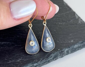 Pendientes con incrustaciones de zafiro azul y topacio blanco, piedra natal de septiembre, gotas azules y transparentes en oro, joyería de labradorita, regalo para mamá.