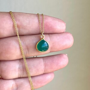 Green Onyx Teardrop Necklace, May Birthstone, Emerald Smooth Drop Pendant, Green Layering Minimalist Necklace, Emerald Jewelry, Gift for her afbeelding 4