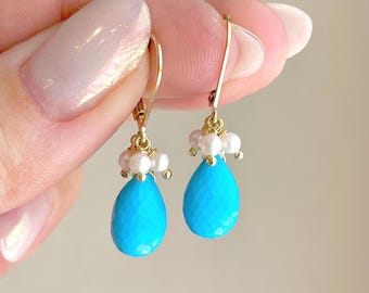 Pendientes de turquesa y perla, piedra natal de diciembre, turquesa azul en forma de lágrima y perla blanca, pequeños pendientes de verano, regalo azul para mujer.