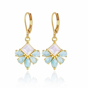 Pendientes de aguamarina y piedra lunar, piedra natal de marzo, pendientes de flor color verde azulado en oro laminado, joyería floral de piedra lunar arcoíris, regalo para ella