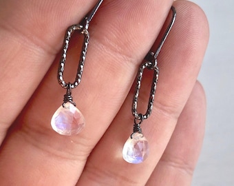 Ohrringe mit Regenbogenmondstein, Geburtsstein Juni, kleiner Mondstein in Tropfenform, Ohrringe aus oxidiertem Silber, schwarz-weiße Ohrringe, Geschenkidee für sie