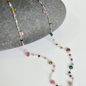 Watermelon Tourmaline Necklace, Multicolor Beaded Choker Gold or Silver, Wire wrapped Dainty Minimalist Necklace, October Birthstone Gift imagem 8