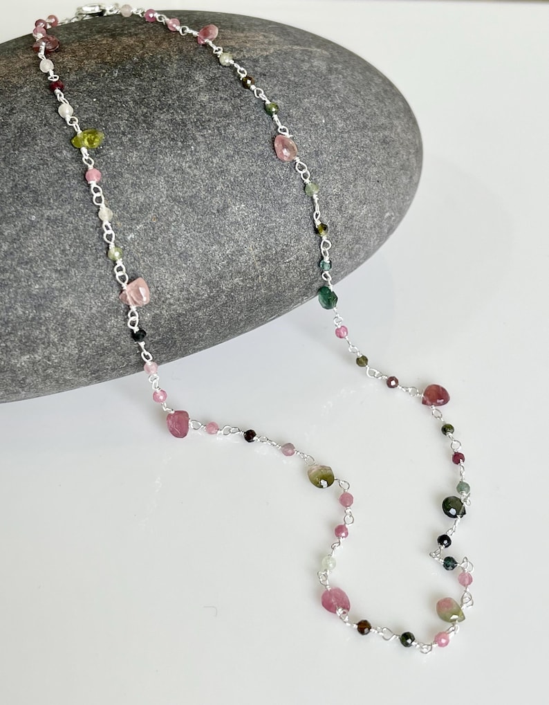 Watermelon Tourmaline Necklace, Multicolor Beaded Choker Gold or Silver, Wire wrapped Dainty Minimalist Necklace, October Birthstone Gift imagem 8