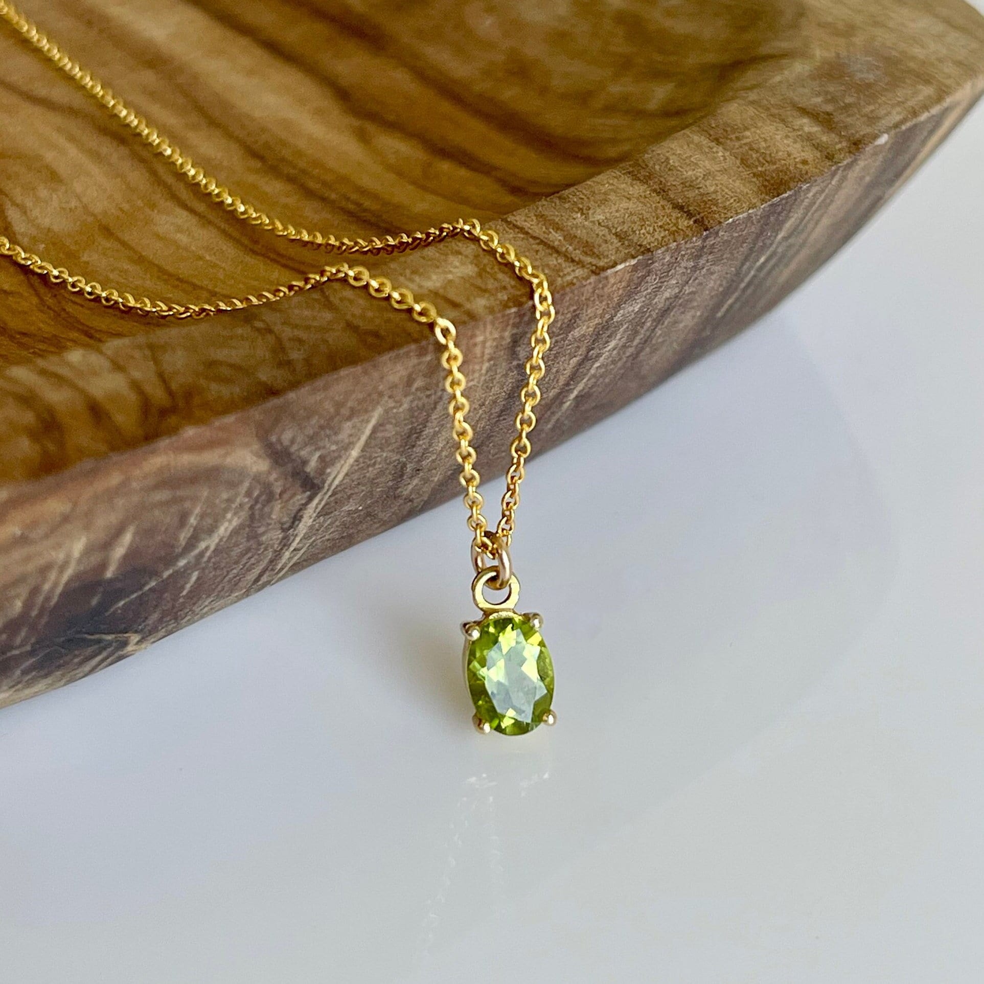 Gold necklace with peridot discount