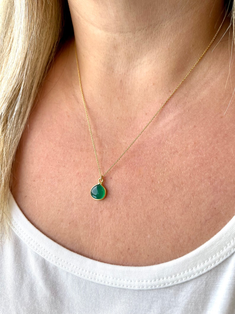 Green Onyx Teardrop Necklace, May Birthstone, Emerald Smooth Drop Pendant, Green Layering Minimalist Necklace, Emerald Jewelry, Gift for her afbeelding 3