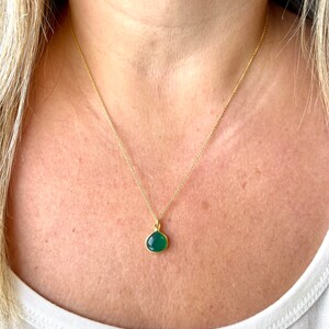 Green Onyx Teardrop Necklace, May Birthstone, Emerald Smooth Drop Pendant, Green Layering Minimalist Necklace, Emerald Jewelry, Gift for her afbeelding 6
