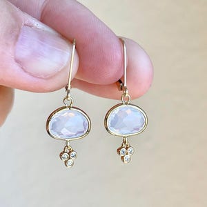 Boucles d'oreilles en opalite, boucles d'oreilles ovales en opale blanche en or ou en argent, gouttes délicates minimalistes menthe, petit cadeau délicat de pierre de naissance d'octobre