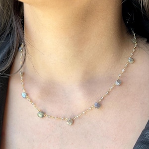 Collar de labradorita, gargantilla de cuentas grises en oro o plata, collar minimalista delicado envuelto en alambre, regalo navideño neutro hecho a mano con alambre para ella