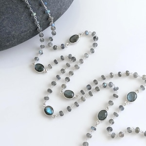 Collar largo de cuentas de labradorita, collar de labradorita con destellos azules en plata de ley, collar de capas grises, joyería envolvente neutra