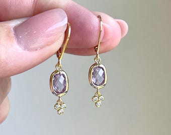 Pendientes de amatista rosa, piedra de nacimiento de febrero, pequeños pendientes rectangulares malva en oro o plata, gotas de verano lavanda, regalo navideño para ella.