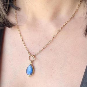 Collier plastron en labradorite, pendentif goutte d'eau bleu feu sur chaîne trombone dorée ou argentée, fermoir à bascule, style bohème, cadeau pour elle