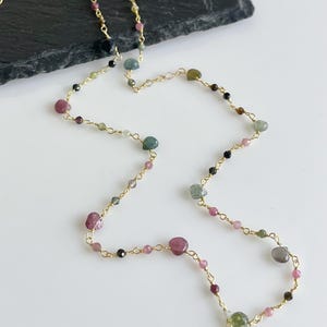 Watermelon Tourmaline Necklace, Multicolor Beaded Choker Gold or Silver, Wire wrapped Dainty Minimalist Necklace, October Birthstone Gift imagem 2