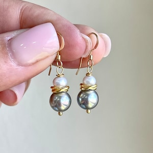 Boucles d'oreilles en perles grises et blanches, pierre de naissance de juin, bijoux minimalistes en argent gris et perles blanches en or ou en argent, petit cadeau lumineux pour elle