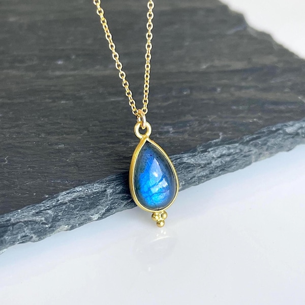 Collar de labradorita, colgante de lágrima de labradorita con destello azul en oro y plata, joyería minimalista en capas, delicado regalo bohemio chic para ella.
