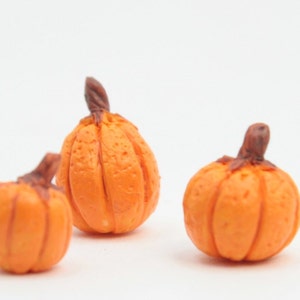 Juego de 4 calabazas de Halloween en miniatura, calabazas realistas en miniatura de resina pintada, decoración de mesa para casa embrujada - XC-0102