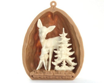 Ornamento di cervo con guscio di noce / Arredamento natalizio / Scena forestale in miniatura / Cervo con guscio di noce alto 1 1/2" - 203-3-137-D