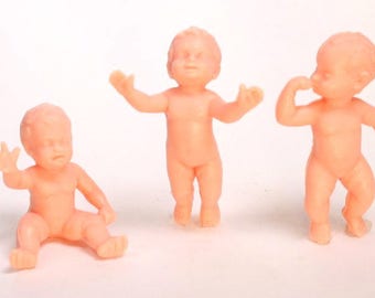Figurine bébé miniature | 3 poses différentes | Grandes miniatures de maison de poupée | Ensemble de 3 bébés 1 1/2" de hauteur - 201-145-4