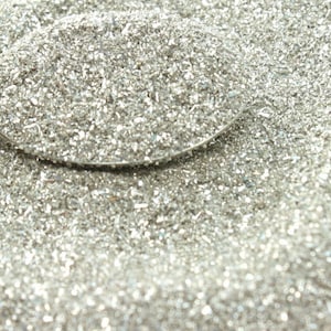 Può includere: Primo piano di glitter argentato, un materiale popolare per l'artigianato e la decorazione.
