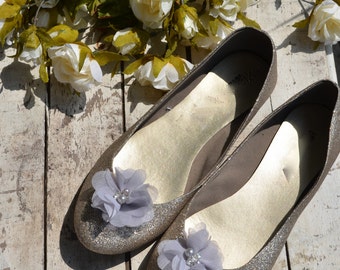 Flower Shoe Clips, Silver gray Flower shoe clips, gray shoe clips, silver wedding shoe clips, rhinestone shoe clips, pearl