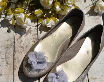 Flower Shoe Clips, Silver gray Flower shoe clips, gray shoe clips, silver wedding shoe clips, rhinestone shoe clips, pearl
