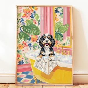 Puede incluir: Un juego de tres tazas de cerámica con un esmalte moteado de color crema. Cada taza presenta un diseño pintado a mano diferente: una hoja azul y verde, una flor amarilla y una baya roja. Las tazas tienen una forma simple y redondeada.