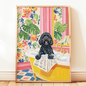 Peut inclure: Impression d'art encadrée d'un chien noir dans une baignoire jaune remplie de bulles. Le chien est assis sur un journal avec le texte "THE DAILY BARK". L'arrière-plan présente un motif floral et rayé.